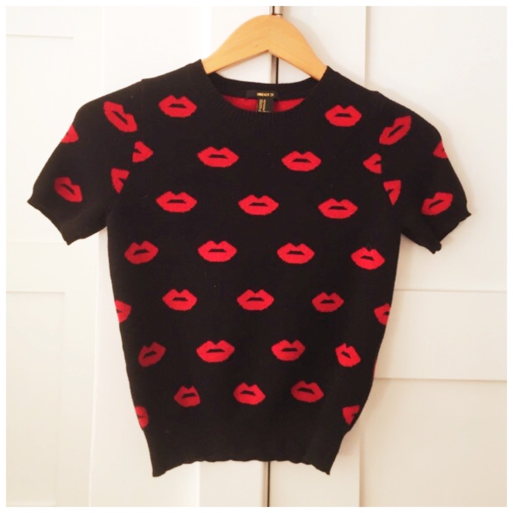 SOLD MOVING SALE 💋 Red Lips Top Sweater M - Picture 3 of 3